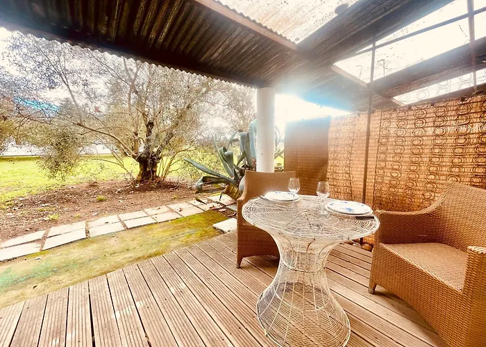 Chez Babou D'artistes Avec Piscine, Parking